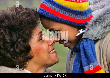 1970S 1980S LÄCHELND AFRICAN AMERICAN MUTTER UND TOCHTER, DIE NASE ZU BERÜHREN Stockfoto