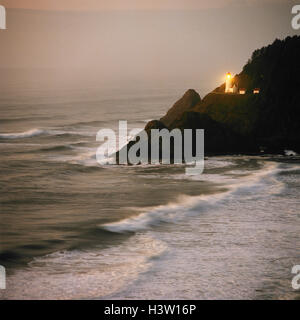 HECETA HEAD LIGHTHOUSE IN DER DÄMMERUNG NÖRDLICH VON FLORENZ OREGON 1894 ERBAUT Stockfoto
