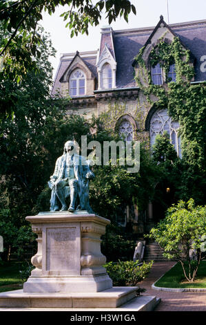 STATUE VON BEN FRANKLIN UND HALL COLLEGE AN DER UNIVERSITY OF PENNSYLVANIA CAMPUS PHILADELPHIA PA USA Stockfoto