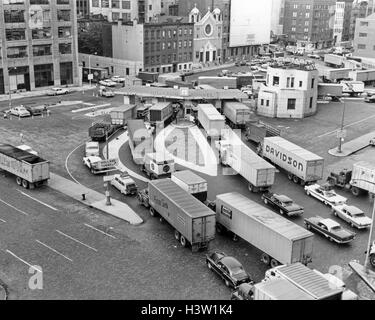 1950ER JAHREN OVERHEAD VON STAUS AM EINGANG ZUM HOLLAND TUNNEL IN NEW YORK CITY USA Stockfoto