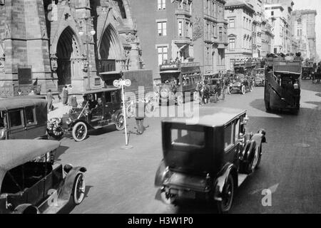 1900S 1912 POLIZIST UND VERKEHR SEMAPHORE AUF FIFTH AVENUE UND 48TH STREET VOR WELTKRIEG ICH MANHATTAN NEW YORK CITY USA Stockfoto