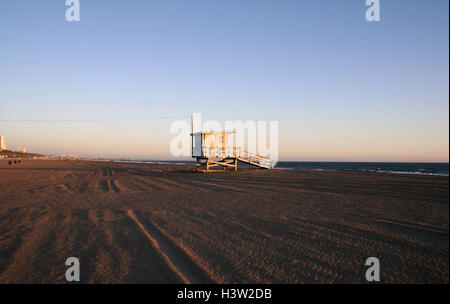 Rettungsschwimmer-Turm bei Sonnenuntergang am Strand von Santa Monica. Stockfoto