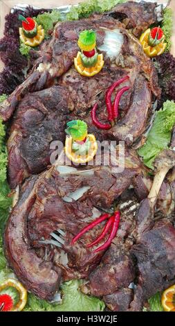 Mariniertes Lamm im Ofen gebraten Stockfoto