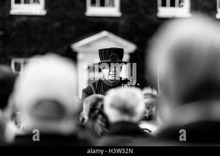 Ein Beefeater (Yeoman Of The Guard) geben eine Tour auf den Tower Of London, London, England Stockfoto