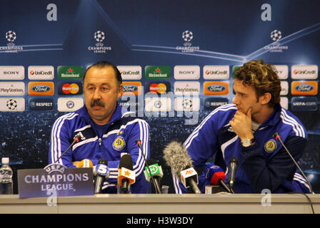 Kiew, UKRAINE - 3 NOVEMBER: Vorwärts des FC Dynamo Kyiv Andriy Shevchenko (R) und Trainer Valeriy Gazzaev besuchen eine Presse-co Stockfoto