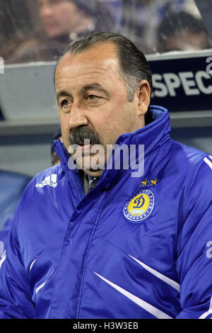 Kiew, UKRAINE - NOVEMBER 4: Trainer von Dynamo Kiew Valeri Gazzaev blickt auf eine während der UEFA Champions League-Fußball-Spiel ein Stockfoto