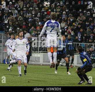 Kiew, UKRAINE - NOVEMBER 4: Andriy Shevchenko Dynamo Kiev (C) Sprünge für einen Ball während Fußball-UEFA Champions League-Gruppe 6 Stockfoto