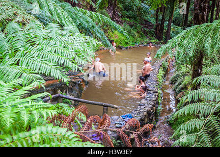 Menschen genießen Sie Bad in natürlichen Thermalbädern der Caldeira Velha bei Ribeira Grande Stadt, Insel Sao Miguel, Azoren, Portugal Stockfoto