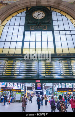 Anzeigentafel der Main Hall von Sao Bento Bahnhof in Porto. Bahnhofsgebäude ist eine beliebte Touristenattraktion von Europa Stockfoto