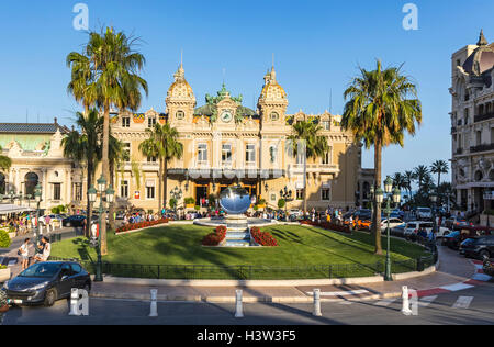Menschen sammeln vor der Welt berühmte Casino von Monte Carlo, Fürstentum Monaco Stockfoto