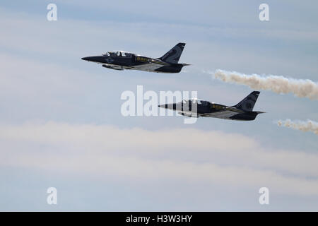 Zwei L - 39C Albatros Flugzeugen von Breitling Jet Team in San Francisco Flotte Woche Airshow, zivile team Stockfoto