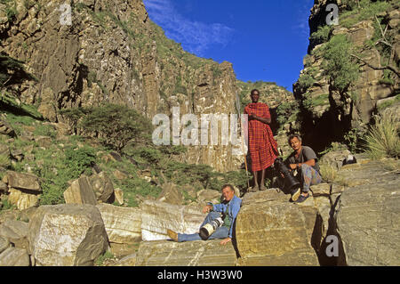 Ein Masai-Leitfaden mit Wildlife-Fotografen Jean-Michel Labat und Jean-Paul Ferrero Stockfoto