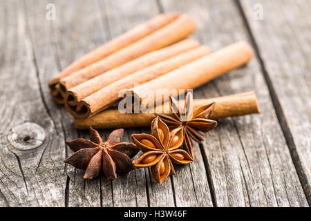 Zimtstangen und Anis Sterne auf alten Holztisch. Stockfoto