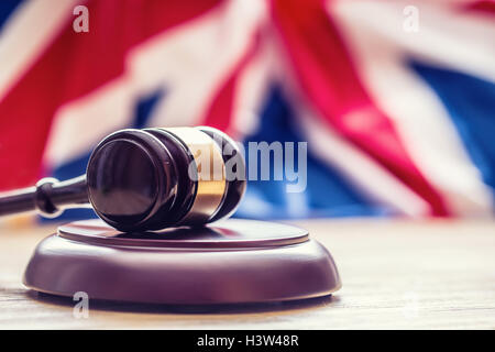 Richter aus Holz Hammer mit UK Flagge im Hintergrund. Symbol für die Gerichtsbarkeit. Stockfoto