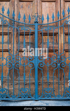 Gesicherte geschlossene Eingangstür, Gebäude Eingang mit Holztor Tür und Schmiedeeisen Stockfoto