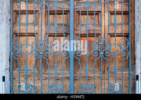 Gesicherte geschlossene Eingangstür, Gebäude Eingang mit Holztor Tür und Schmiedeeisen Stockfoto