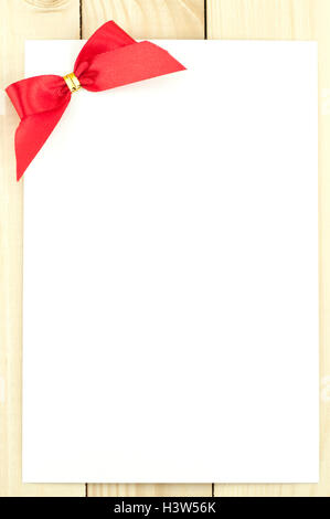 Weiße Karte mit rot, rote Schleife. Stockfoto