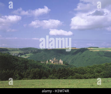 Luxemburg, Burgruine Bourscheid, Benelux, Luxemburg, Herzogtum, Großherzogtum, Natur, Landschaft, Hügel, Holz, Burg, Ruine, Sehenswürdigkeit, Sommer, bewölkten Himmel, Stockfoto