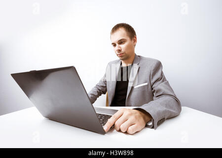 Gut aussehend Geschäftsmann arbeiten mit Laptop im Büro Stockfoto