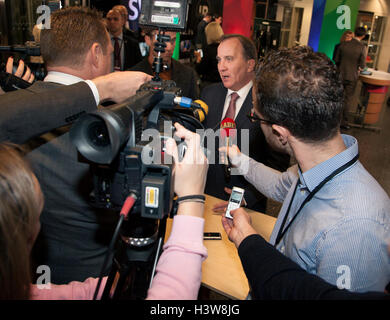 Parteichef Debatte im schwedischen Fernsehen, Ministerpräsident STEFAN LÖFVÈN Parteiführer für Sozialdemokraten Stockfoto