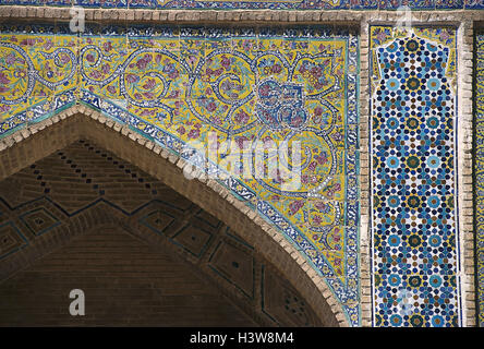 Iran, Shiraz, Blick auf die Stadt, Shah Cheragh-Mausoleum, input Range, Torbogen, Detail, Mosaik im Nahen Osten, vorne Osten, Nahost, Provinz Fars, Landschaft, Stadt, Gebäude, Struktur, Gebäude, Architektur, Kacheln, Fliesen, hell, bunt, Kultur, Kunst Stockfoto