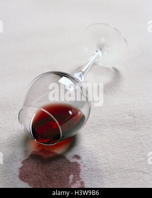 Teppich, Glas, Wein Fleck, Stillleben, Material aufnehmen, Teppichboden, Boden, Boden, Boden, Velours, samt-Teppich, weiß, Wein, Rotwein, Rotweinglas, niedergeschlagen, gefallen, vergräbt, Pech, ärgerlich, Fleck Stockfoto