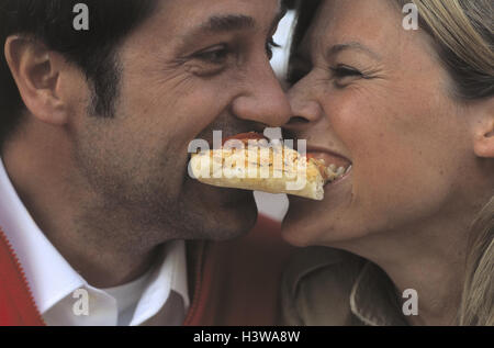Paar, Stück Pizza, Essen, beißen, zusammen, Porträt, Seitenansicht, Essen, Pizza, Pizza-Bearbeitungen, Snack, Snack, Fastfood, Hunger, Spaß, Aktien, Nahaufnahme Stockfoto