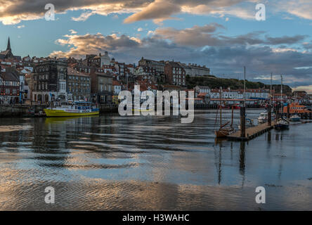 Whitby und der Fluß Esk in der Abenddämmerung Stockfoto