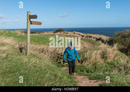 Fuß entlang der Cleveland-Weg in der Nähe von Kettleness Stockfoto