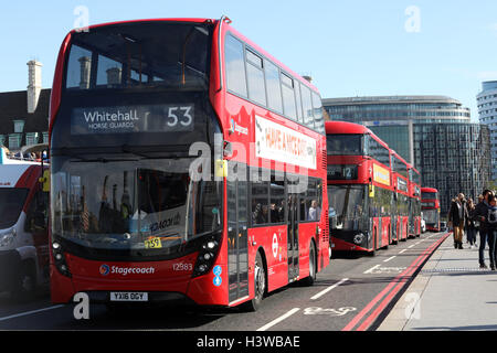 Traffic Jam Busse bus Warteschlange roten Londoner routemaster Stockfoto