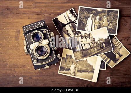 Vintage Yashica Kamera und Fotos Stockfoto