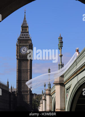 Chinesische Hochzeit Braut Pose Westminster Big Ben Stockfoto