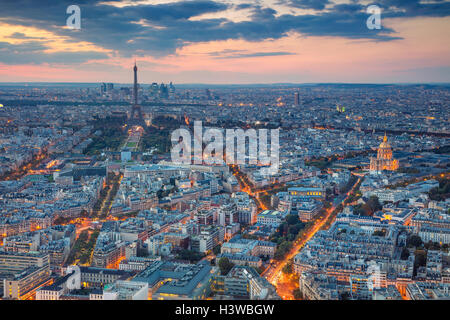 Paris. Luftaufnahme von Paris bei Sonnenuntergang. Blick vom Tour Montparnasse. Stockfoto