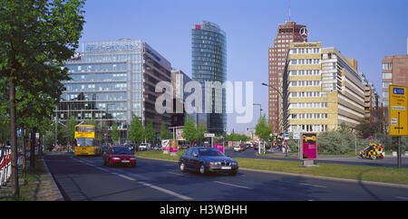 Deutschland, Berlin, Potsdamer Straße, Deutsche Bahn Tower, Sony Center, Kollhoff Gebäude, Daimler-Benz Gebäude Europas, Hauptstadt, Stadt, Stadt, Innenstadt Zentrum, Neubauten, Gebäude, hoch steigt, Strukturen, Architektur, Straßenszene, Verkehr, Stadt Traf Stockfoto