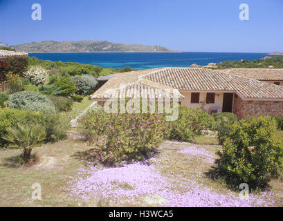 Italien, Sardinien, Capo Coda Cavallo, Küste, Wohn-Haus, Garten, Europa, Mittelmeer Insel, Insel, Region Baronia, Küstenlandschaft, Ort, Haus, Baustil, traditionell, Garten, Sträucher, Büsche, Natur, Aussicht, Meer, Ziel, Urlaubsziel, Sommer, Idylle, Ruhe, Stille Stockfoto