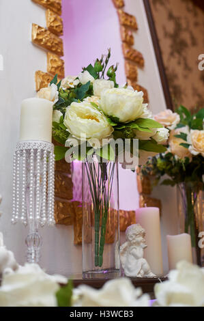 Bouquet von weißen Pfingstrosen in Vase dekoriert für ein Hochzeitsessen Stockfoto