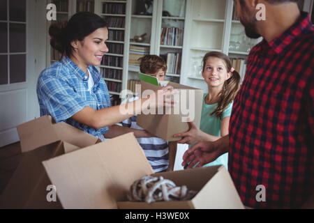 Familie zusammen Kartons Auspacken Stockfoto