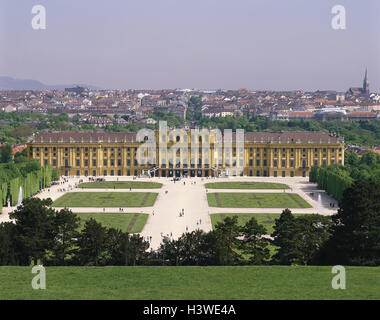 Österreich, Wien, Schloss Schönbrunn, Schlosspark, Besucher, Übersicht, Hauptstadt, Kulturstadt, ehemalige. Kaiserliche Schloss, Struktur, Schlossgebäude, Palast, Architektur, früh-Klassizismus, 1696-1711, Schlossgarten, Ziergarten, Park, UNESCO-Weltkulturerbe, Wahrzeichen, Ort von Interesse, Tourismus, Konzeption, Reiseziel, Städtereise, sightseeing Stockfoto