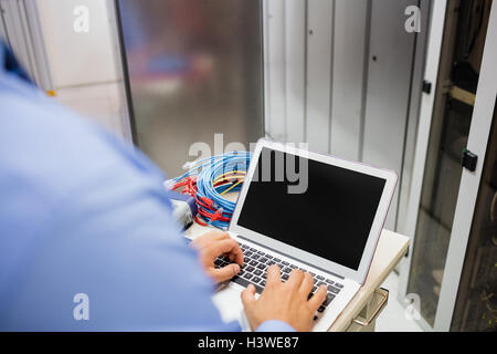 Techniker mit laptop Stockfoto