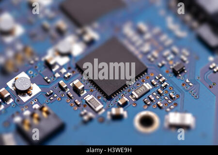 Halbleiter-Chip integriert / Mikroprozessor auf blaue Platine Stockfoto