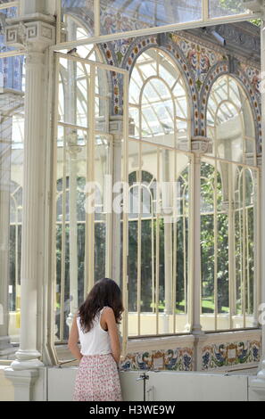 Mädchen stehen in Crystal Palace, Buen Retiro Park, Madrid Stockfoto