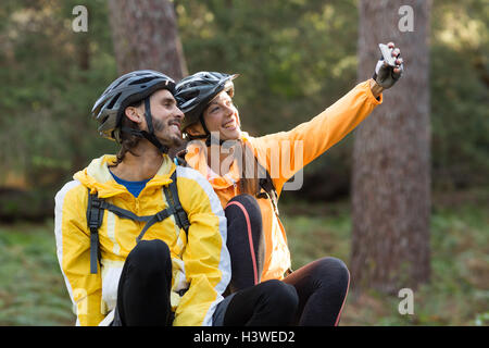 Biker paar nehmen Selfie von Handy Stockfoto