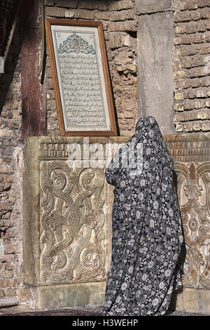 Iran, Shiraz, Blick auf die Stadt, Shah, Cheragh-Mausoleum, Eingangsbereich, Gläubige, Rückansicht aus dem Nahen Osten, vorderen Osten, Nahost, Provinz Fars, Landschaft, Stadt, Gebäude, Struktur, Gebäude, Architektur, platzieren von Interesse, glauben, Religion, Frau, Loca Stockfoto