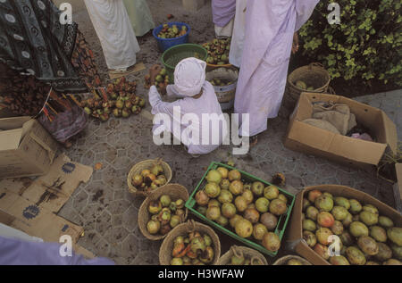 Oman, Nizwa, Markt, Mann, Vertrieb, Granatäpfel, von oben, Wirtschaft, Wochenmarkt, Essen, Äpfel, Obst, Asien, Naher Osten, Arabische Halbinsel, Arabien, Osten, Stockfoto