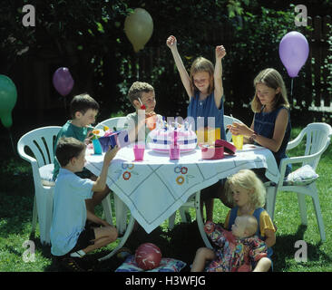 Garten, Kindergeburtstag, Geburtstag, Feier, Geburtstagsfeier, Kinder, Tisch, Luftballons, Kindergeburtstag, feiern, geschmolzene, glücklich, außerhalb Stockfoto