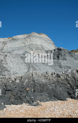 Die hervorragende, weltbekannte bereichert fossilen Klippen und Meer bei Charmouth, Dorset, England. Stockfoto