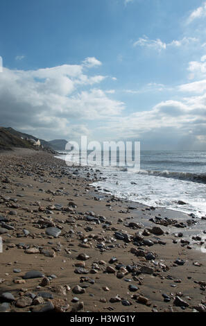 Die hervorragende, weltbekannte bereichert fossilen Klippen und Meer bei Charmouth, Dorset, England. Stockfoto