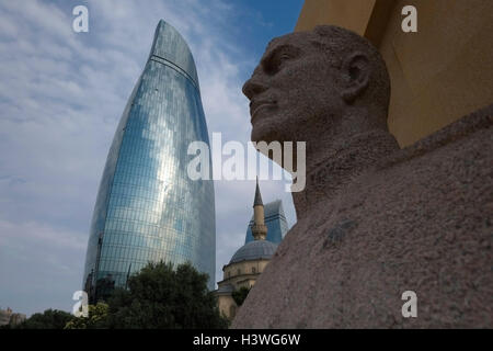 Blick auf die Flamme towers, Wolkenkratzer und Büste des sowjetischen allgemeine Azi Aslanov, die Panzereinheiten während viele wichtige Schlachten des zweiten Weltkriegs in der Nähe der Märtyrer Lane in der Stadt Baku Hauptstadt Aserbaidschans führen Stockfoto