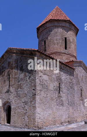 Seitenansicht von der Kirche von Kish, auch bekannt durch verschiedene Quellen als Kirche des Heiligen Elishe oder Heilige Mutter Kirche Gottes 12. oder 13. Jahrhundert kaukasischen Albaniens Kirche befindet sich im Dorf Kish nördlich von Shaki in Gabals Bezirk Aserbaidschan Stockfoto