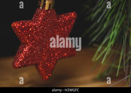Nahaufnahme von Weihnachten Sterne hängen Weihnachtsbaum Stockfoto